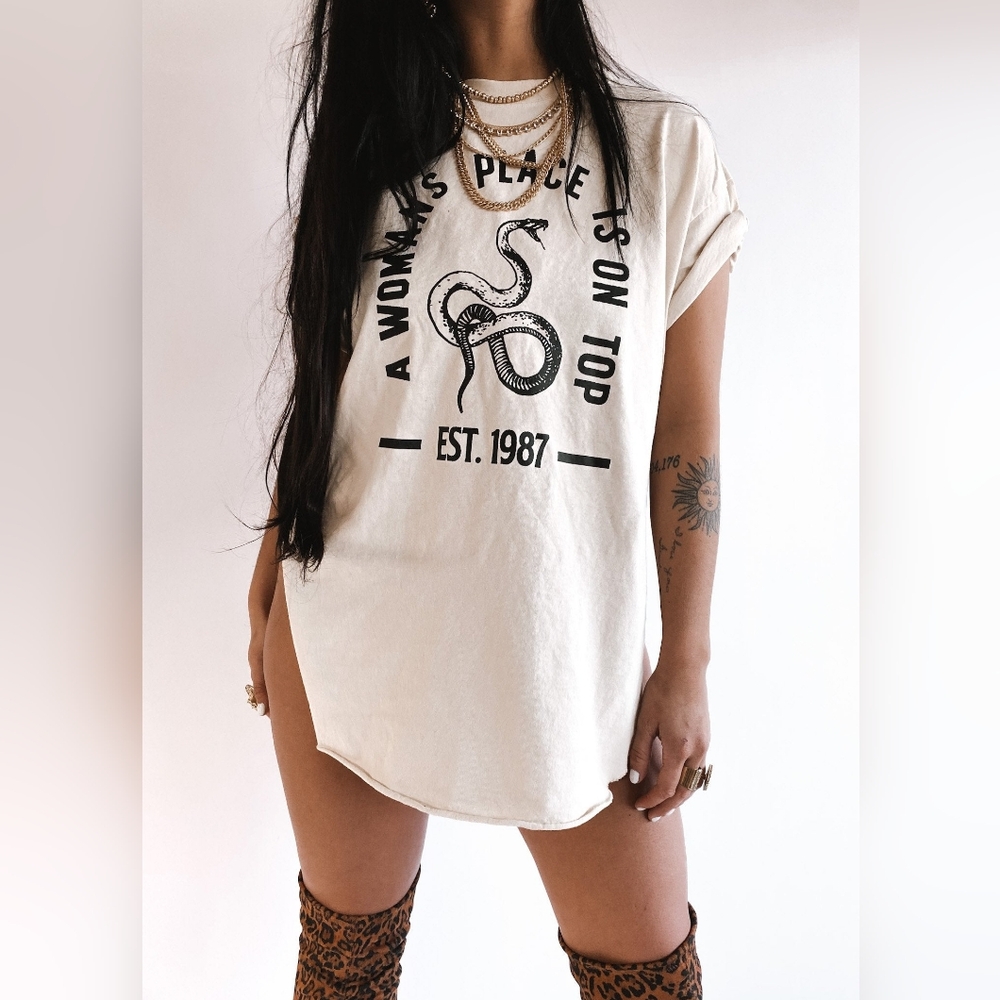 Graphic Short Sleeve Tee in Cream with Snake Print